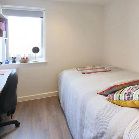 Student Only Riverside Way In Winchester Bagian luar foto