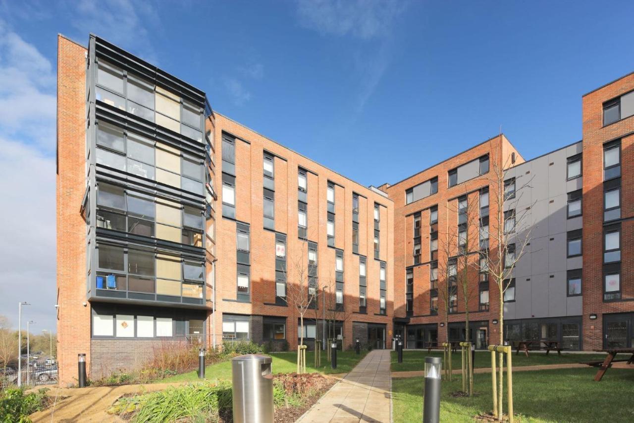 Student Only Riverside Way In Winchester Bagian luar foto